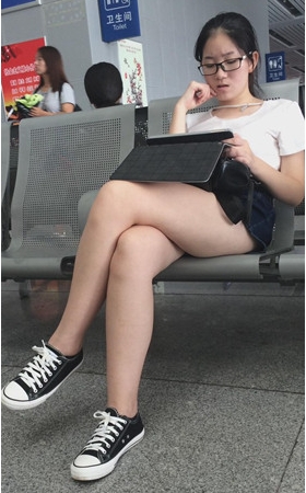白嫩裸腿学妹