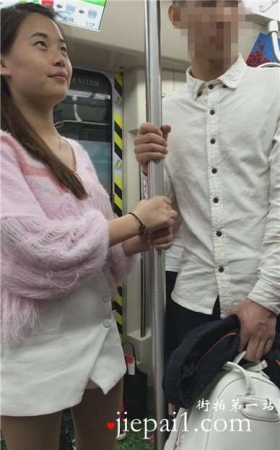 有点小可爱的粉色系少女，那么小就交男朋友了。