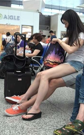 座到男友腿上的黑色松糕鞋美眉,一双玉足相当精致 [1.10 GB/...