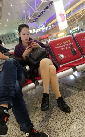 车站候车的紫色外套肉色丝袜白净少妇