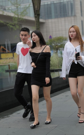 两个漂亮的妹子