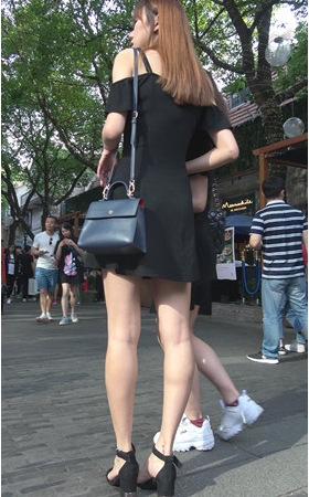黑色吊带连体裙美女