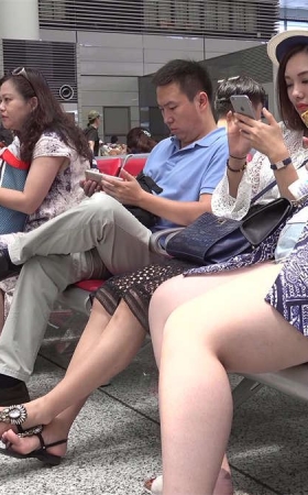 有明星气质的漂亮姑娘，一双周正的艳足总体安分