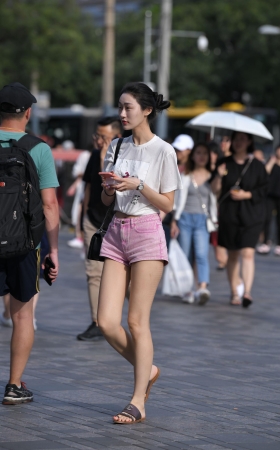 粉红短裙长腿美女