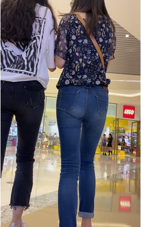 两个牛仔裤小姐姐