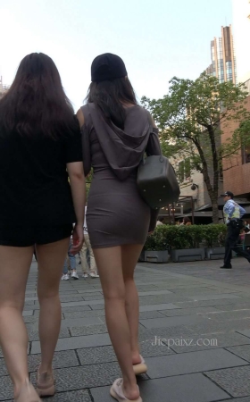 4K - 灰色紧身包臀裙街拍美眉 [1.49 GB/MP4]