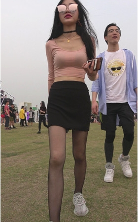 戴着墨镜的黑丝小姐姐