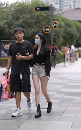 灰色热裤美腿短靴