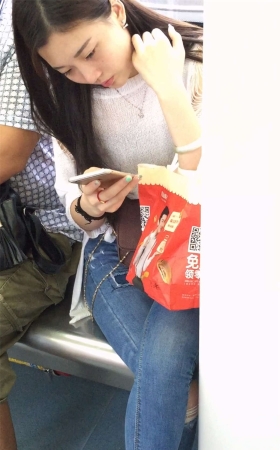 坐在地上冲电的美女