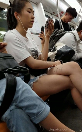 4K - 地铁上的美腿青春女孩 [1.63 GB/MP4]