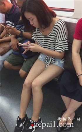 地铁车厢遇见美腿运动鞋清纯甜美的小美女。