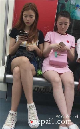 地铁上拍摄两位白腿美眉。