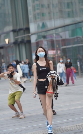热裤美腿美女