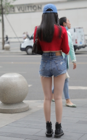 热裤女孩