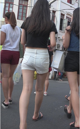 黑衣热裤妹子