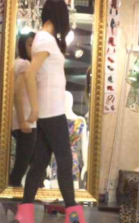 试穿黑色紧身裤的极品美女