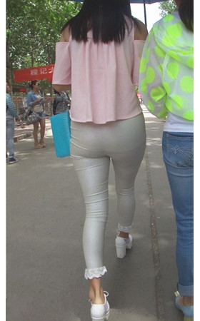 少见到白色皮裤紧身美女