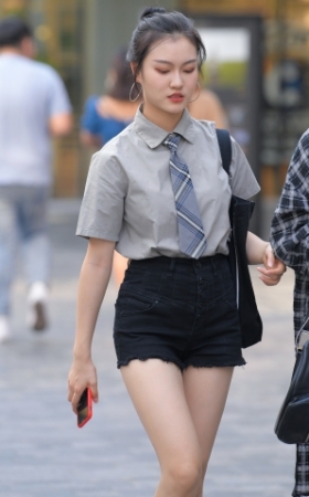 黑色热裤美女