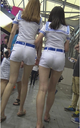 漂亮的白色短裤模特小姐姐