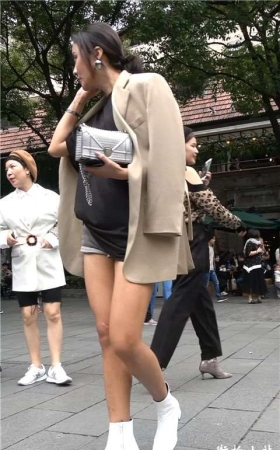 街拍美腿美女大姐大 [1.84 GB/MP4]