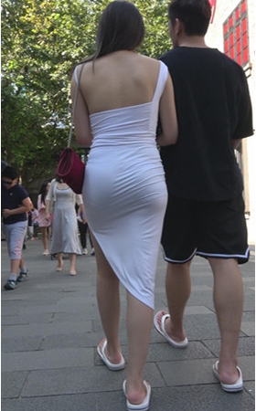 丰满的白色紧身裙美女