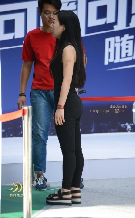 用手机玩球的黑裤妹----（14P） [14P]