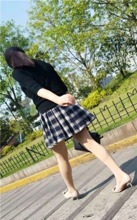 4K - 黑色毛衣格子裙街拍肉丝美女活力四射