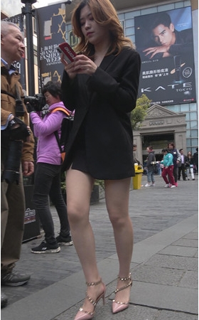 玩手机的黄发妹子