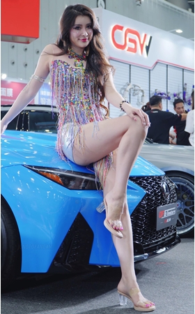 美腿车模