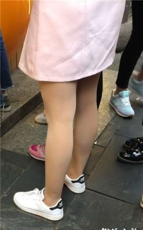 街拍粉裙丝袜美丽小清新学生妹