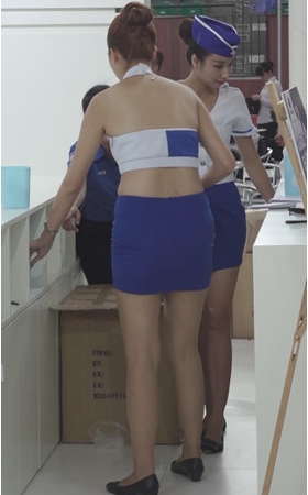 蓝色包臀裙美女