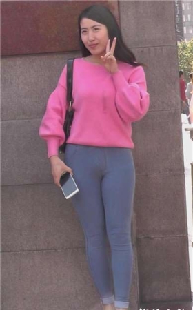 搭讪街拍紧身裤粉衣甜美女孩 [2.57 GB]