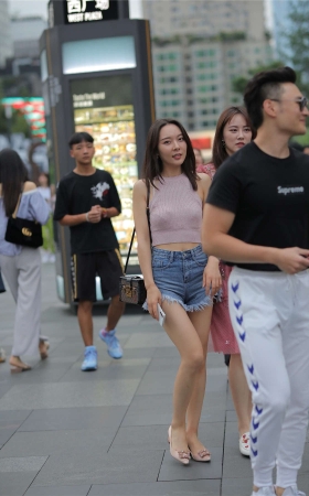 牛仔短裤美女