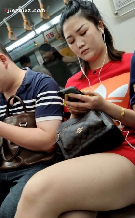 听歌的妹子