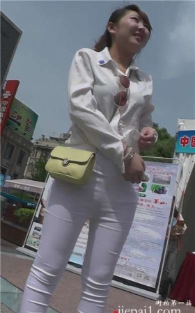 街拍紧身白衣白裤大美妞，小清新邻家小妹的感觉[1.12 GB]
