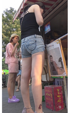 紧身灰牛热裤美女
