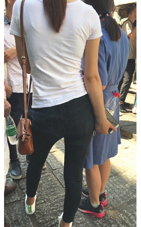 黑裤牛仔小妹