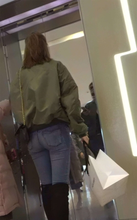 商场连拍3位紧身牛仔裤美女shopping