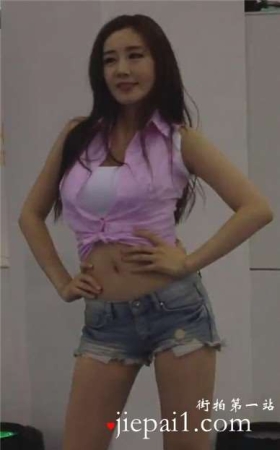 牛仔热裤火辣身材的美女热舞秀。