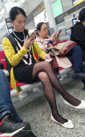 黑色丝袜极品长腿黑色连衣裙少妇