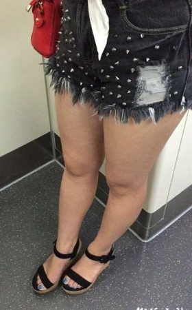 丰满女神，白衬衫都快撑开了