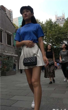 4K 蓝色T恤白色小短裙街拍美女