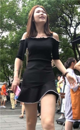 4K - 黑色连衣裙街拍甜美可人大美女 [914 MB]