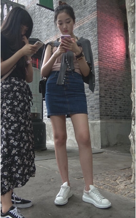 玩手机的牛仔包臀裙MM