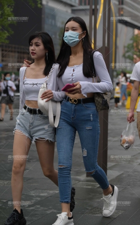 下雨天的紧牛美眉 [15P]