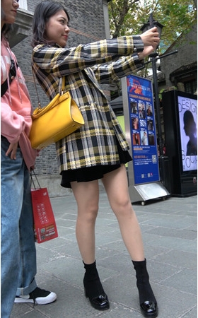 拍照的漂亮小姐姐