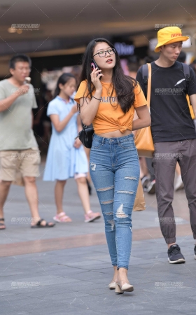 天街de紧牛小姐姐 [16P]