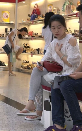 喜欢白色的人字拖美女