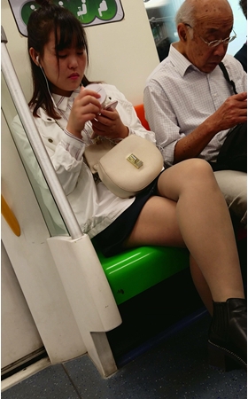 搭地铁有点小无聊，妹子补补妆先