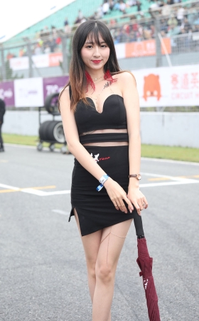 漂亮的长腿车模小姐姐